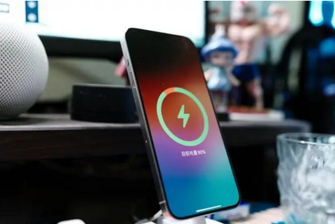 德城苹果15换屏服务分享用什么充电器给iPhone15充电更好 